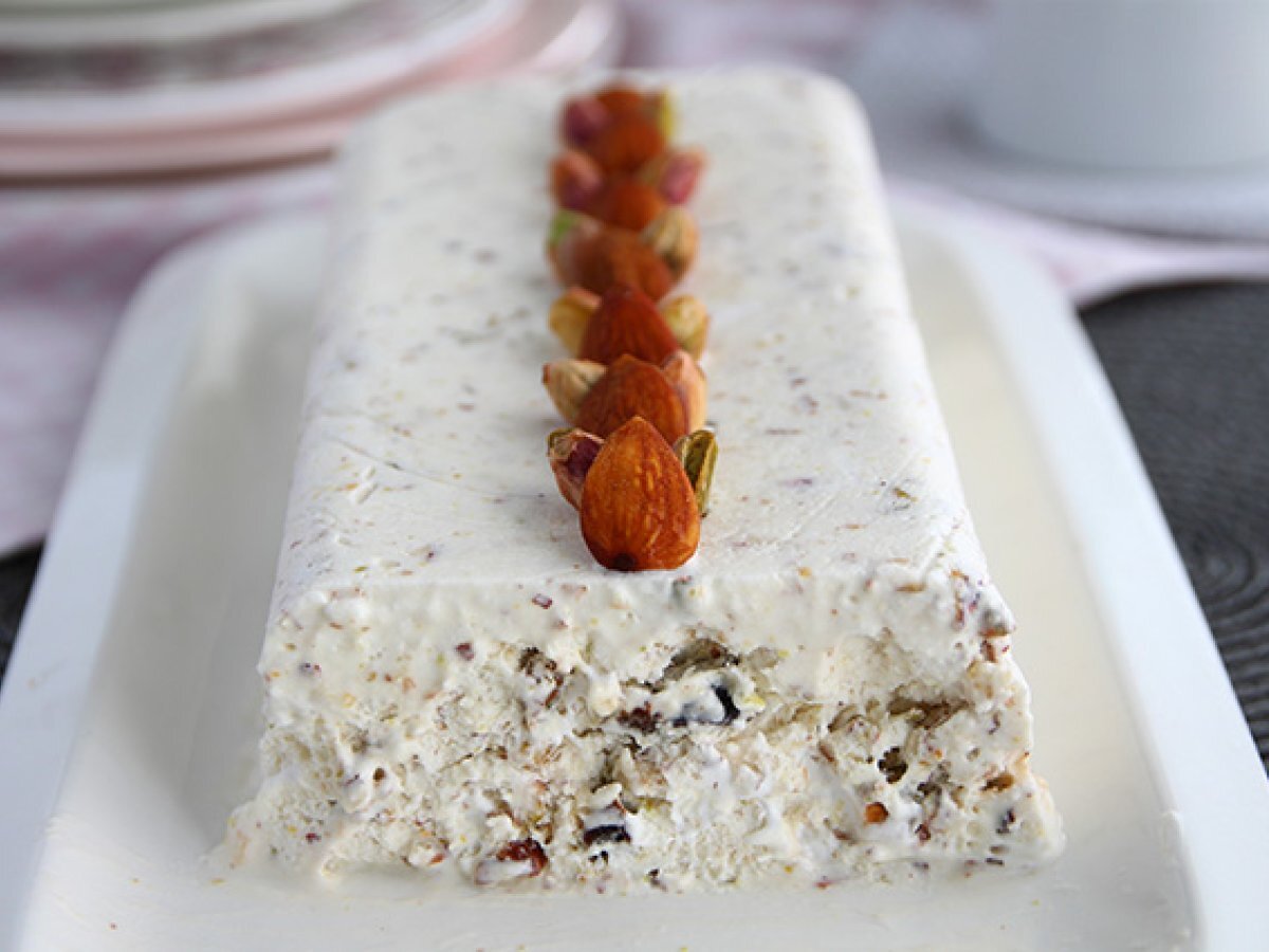 Semifreddo al torrone, un dolce vegetariano da leccarsi i buffi!