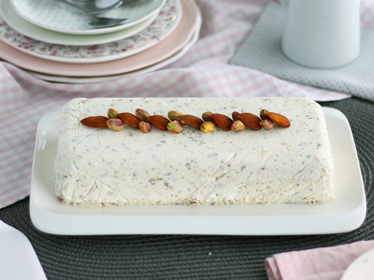 Semifreddo al torrone, un dolce vegetariano da leccarsi i buffi! - foto 2