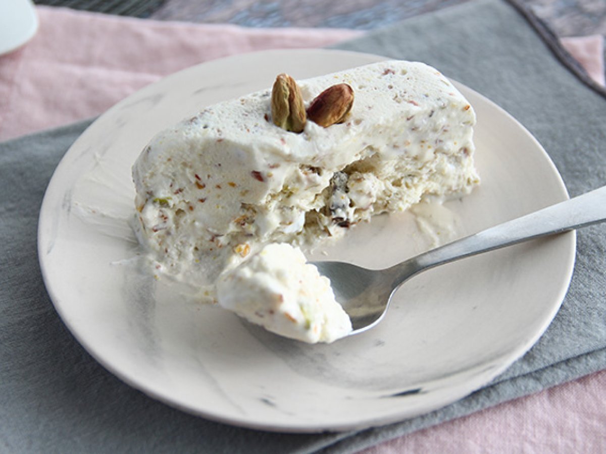 Semifreddo al torrone, un dolce vegetariano da leccarsi i buffi! - foto 3