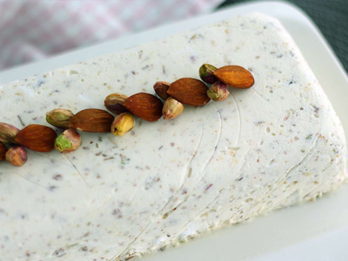 Semifreddo al torrone, un dolce vegetariano da leccarsi i buffi! - foto 4