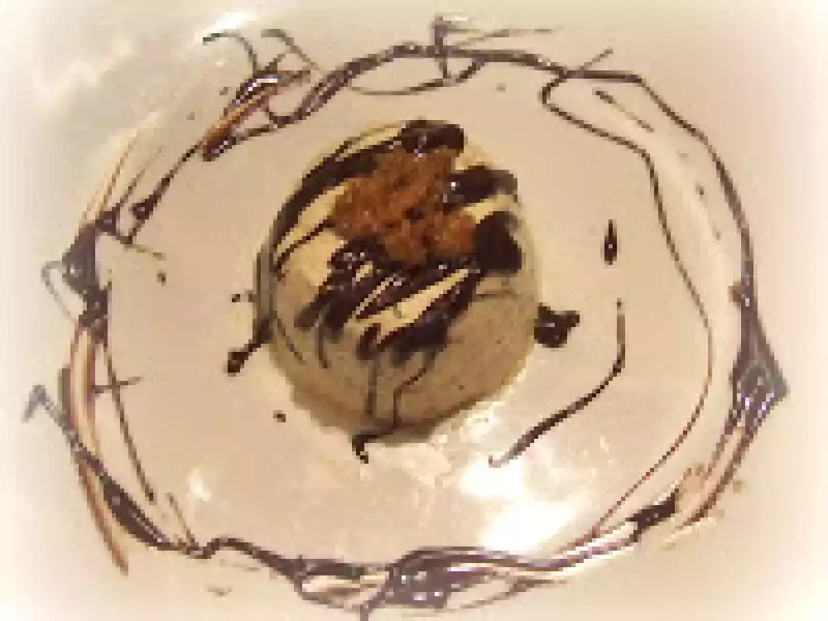 Semifreddo all'amaretto con salsa al cioccolato fondente