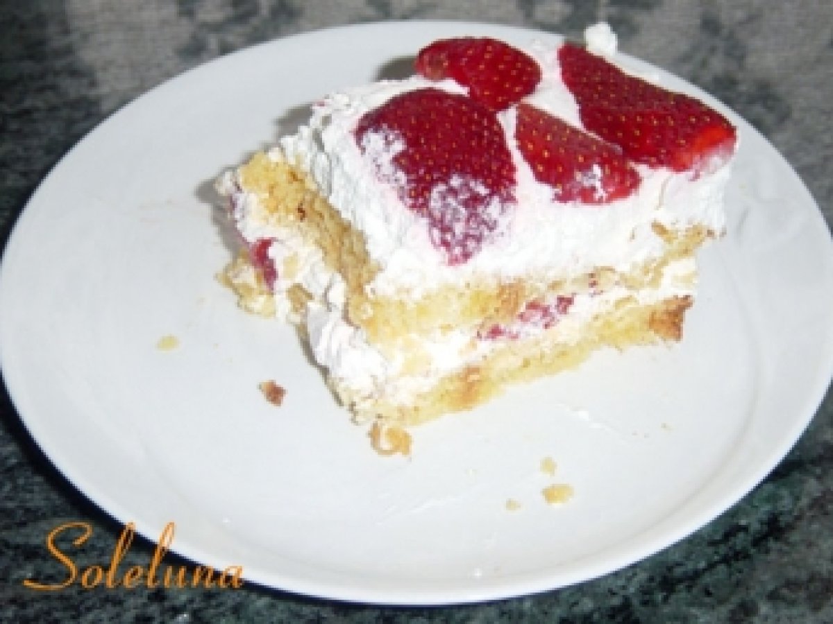 SEMIFREDDO ALL'ARANCIO CON FRAGOLE E PANNA