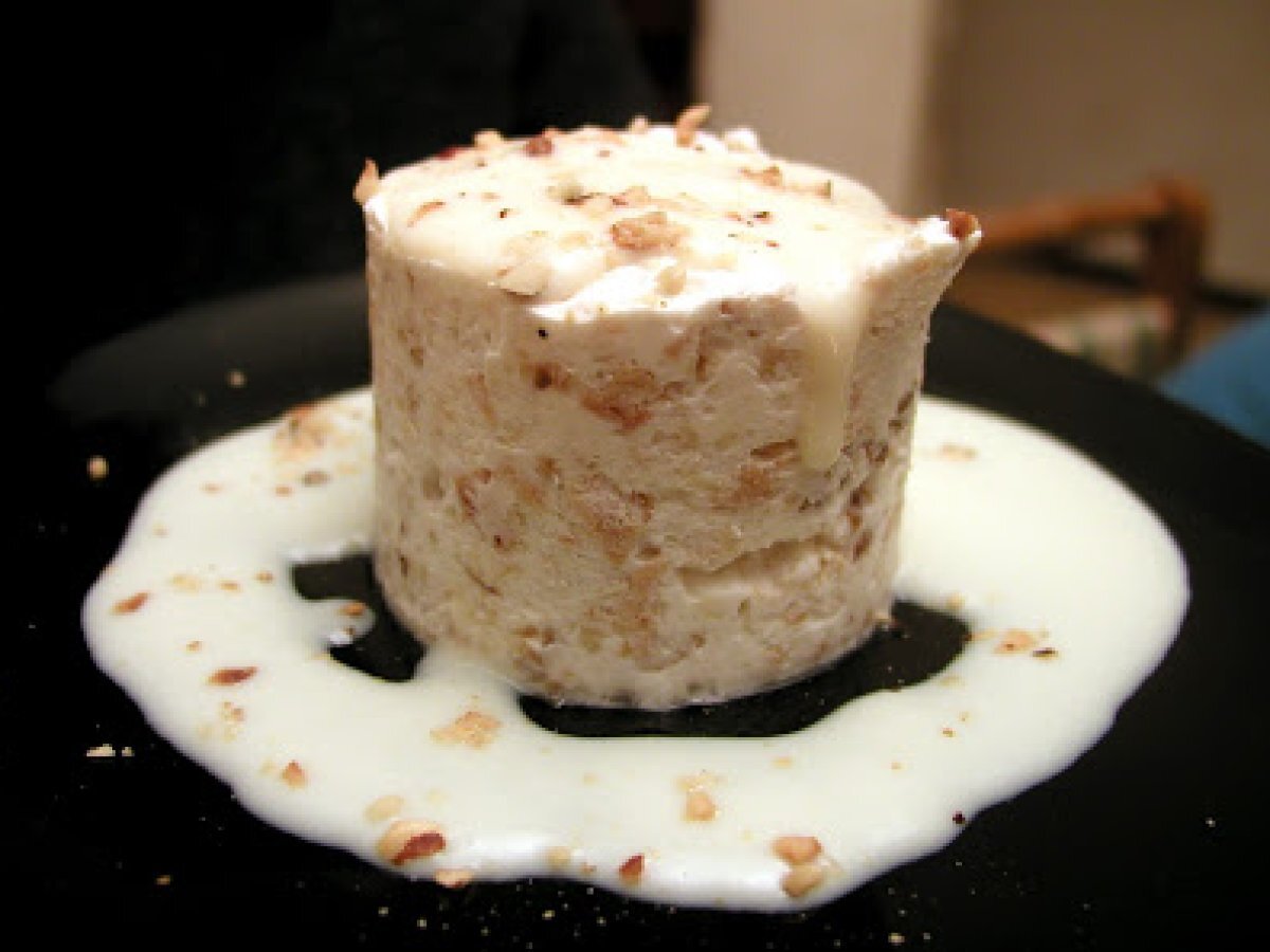 Semifreddo alla frutta secca con salsa al cioccolato bianco e rhum