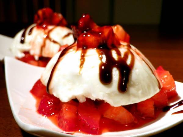 Semifreddo di caprino con fragole e aceto balsamico