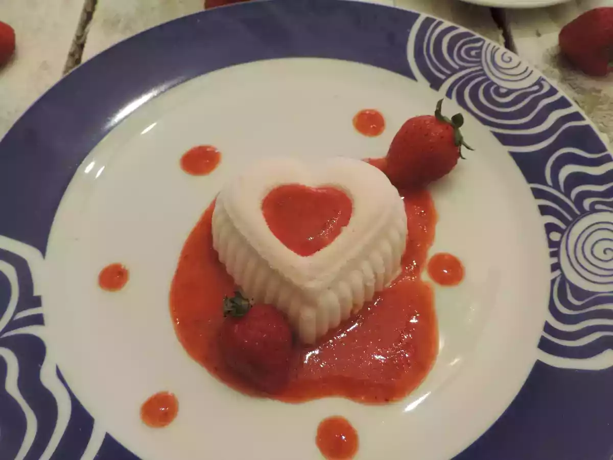 Semifreddo ricotta yogurt e salsa di fragole