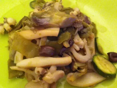 Seppie con carciofi, taccole, zucchini, olive nere