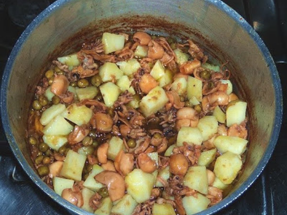 Seppie con patate e piselli