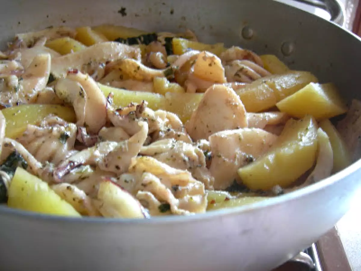 Seppie con Patate: ricetta semplice e gustosa per un secondo di pesce tenero e profumato