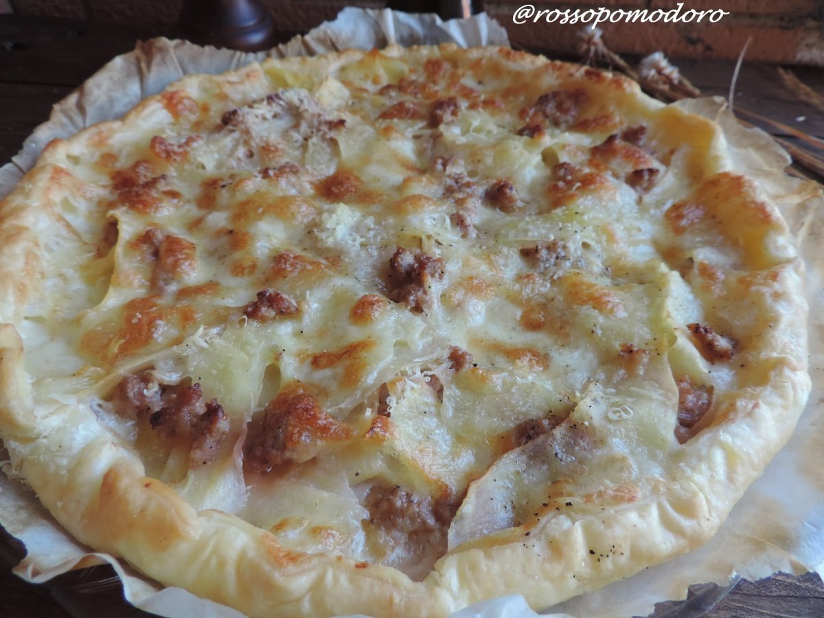 Sfogliata con patate salsiccia e mozzarella