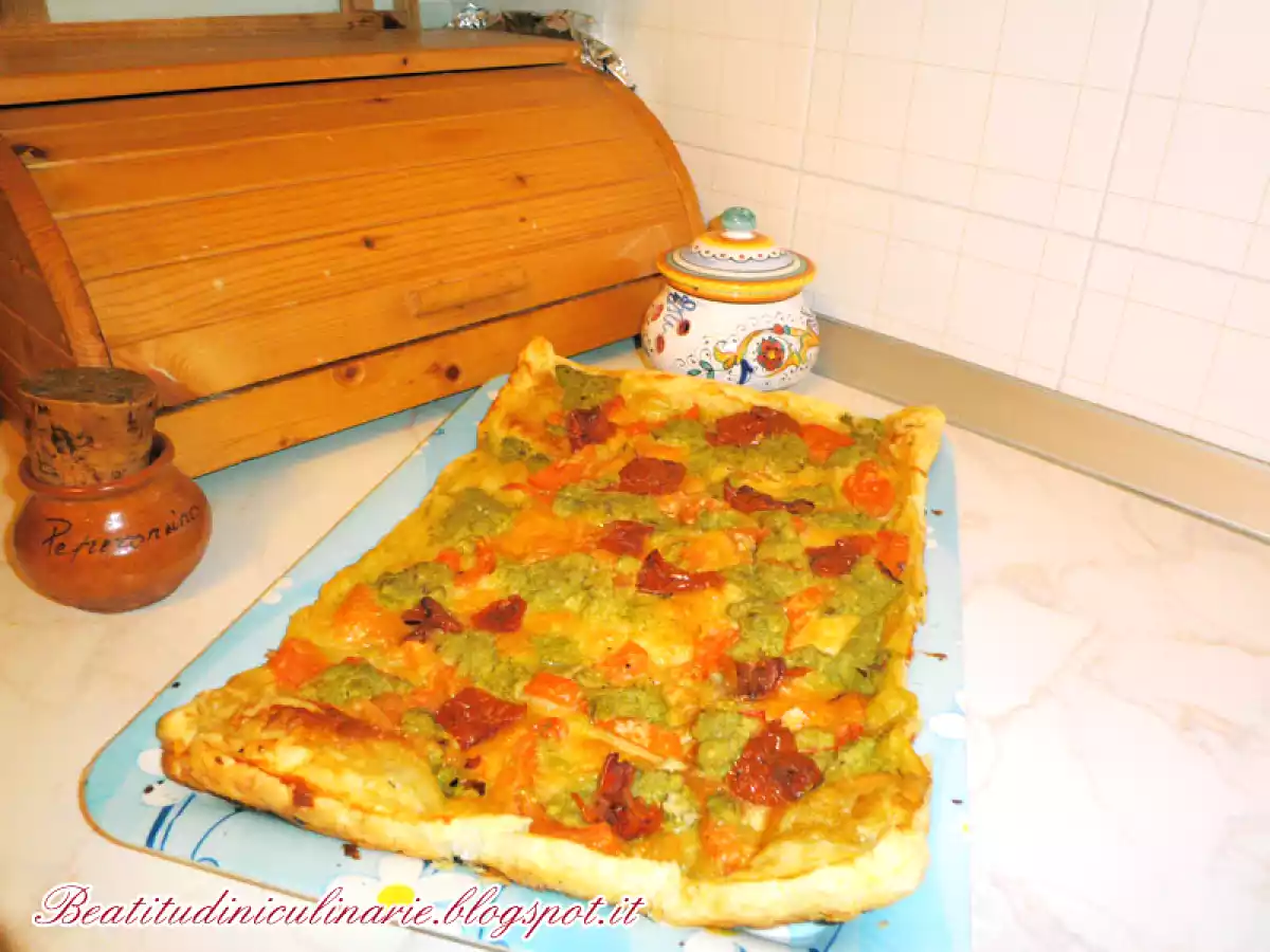 Sfogliata con zucchine, peperoni e pomodori secchi