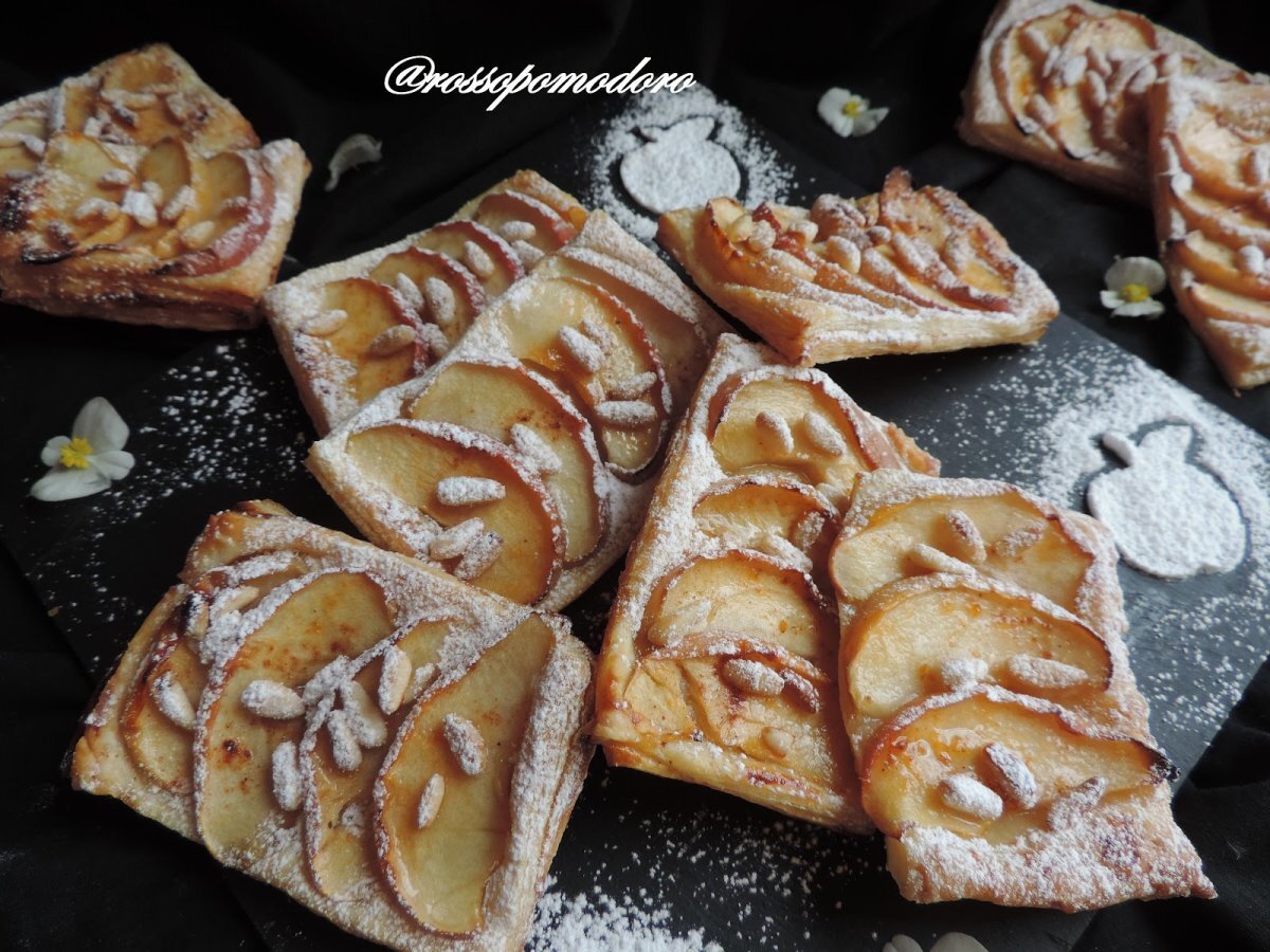 Sfogliatelle di mele e pinoli