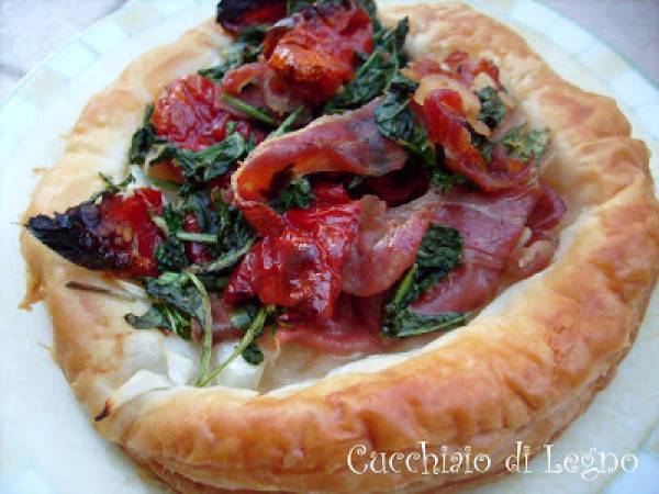 Sfogliatine al prosciutto, rucola e pomodori secchi