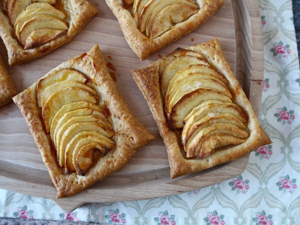 Sfogliatine alle mele: una ricetta veloce e facilissima da preparare - foto 5