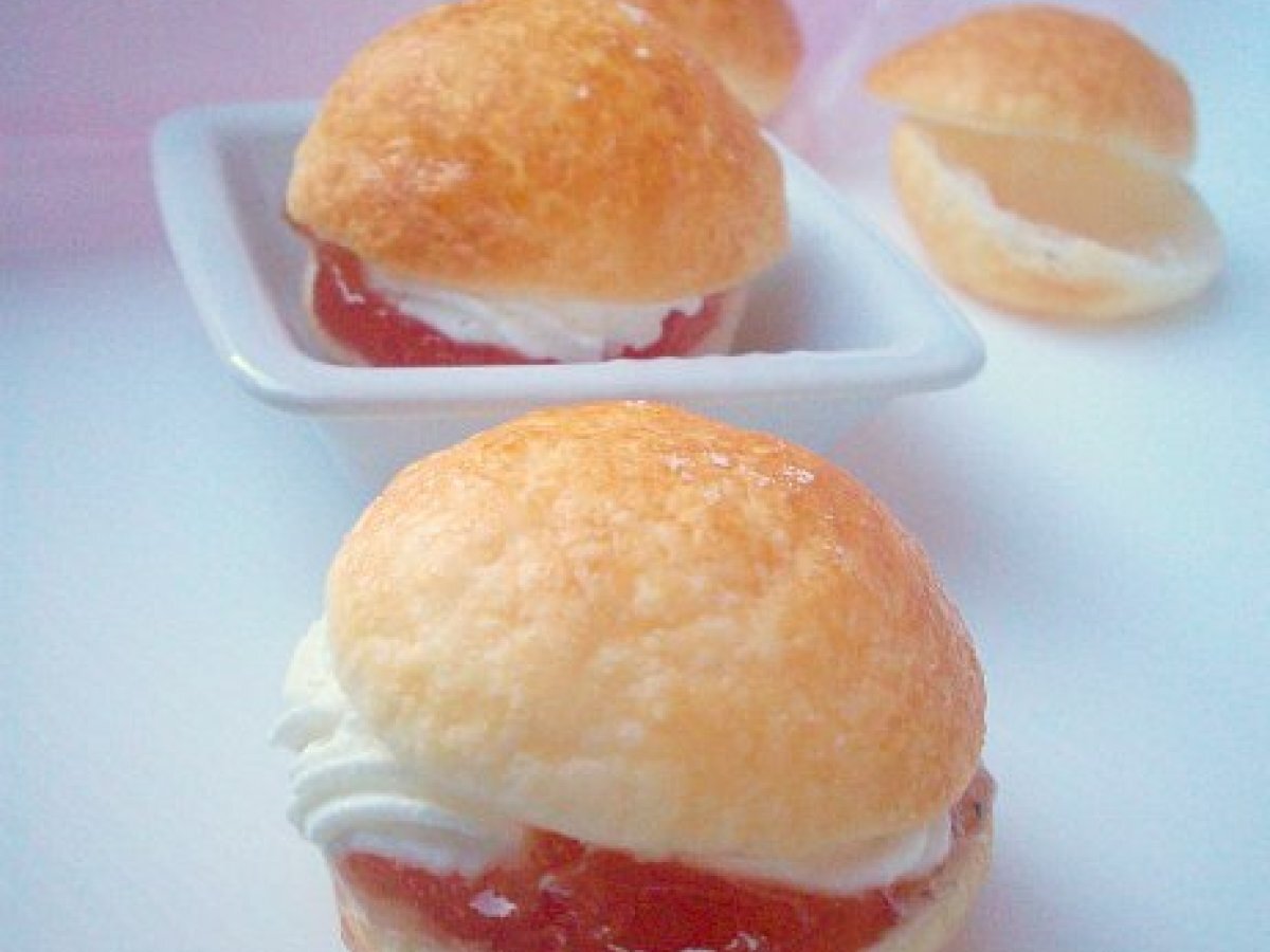 Sfogliatine (fatte in casa) alla confettura di rose e panna