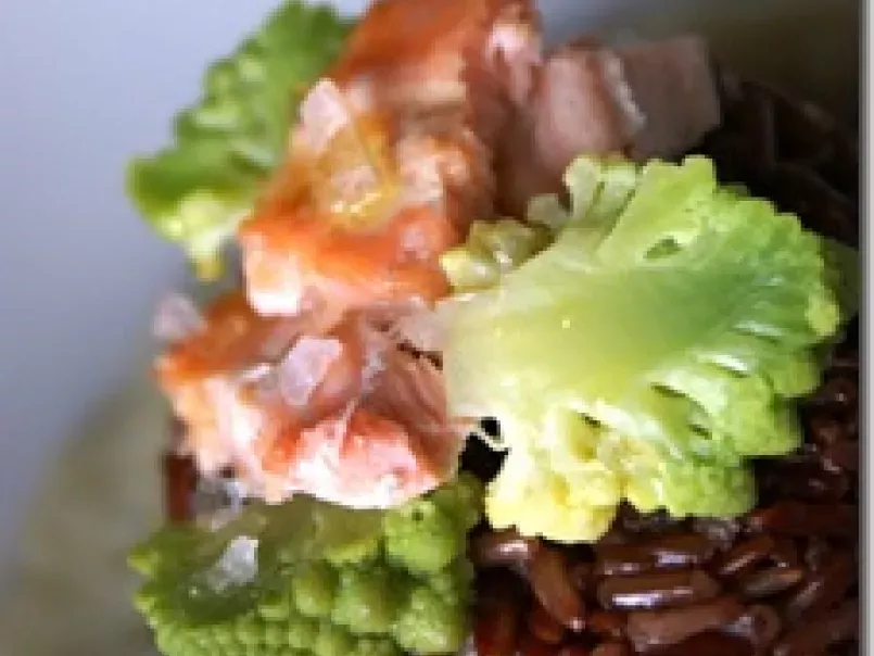 Sformatini di riso thai rosso con salmone e broccolo romanesco su crema di topinambur, foto 1