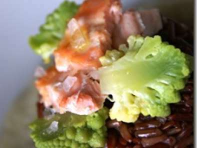 Sformatini di riso thai rosso con salmone e broccolo romanesco su crema di topinambur