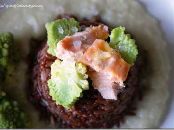 Sformatini di riso thai rosso con salmone e broccolo romanesco su crema di topinambur, foto 3