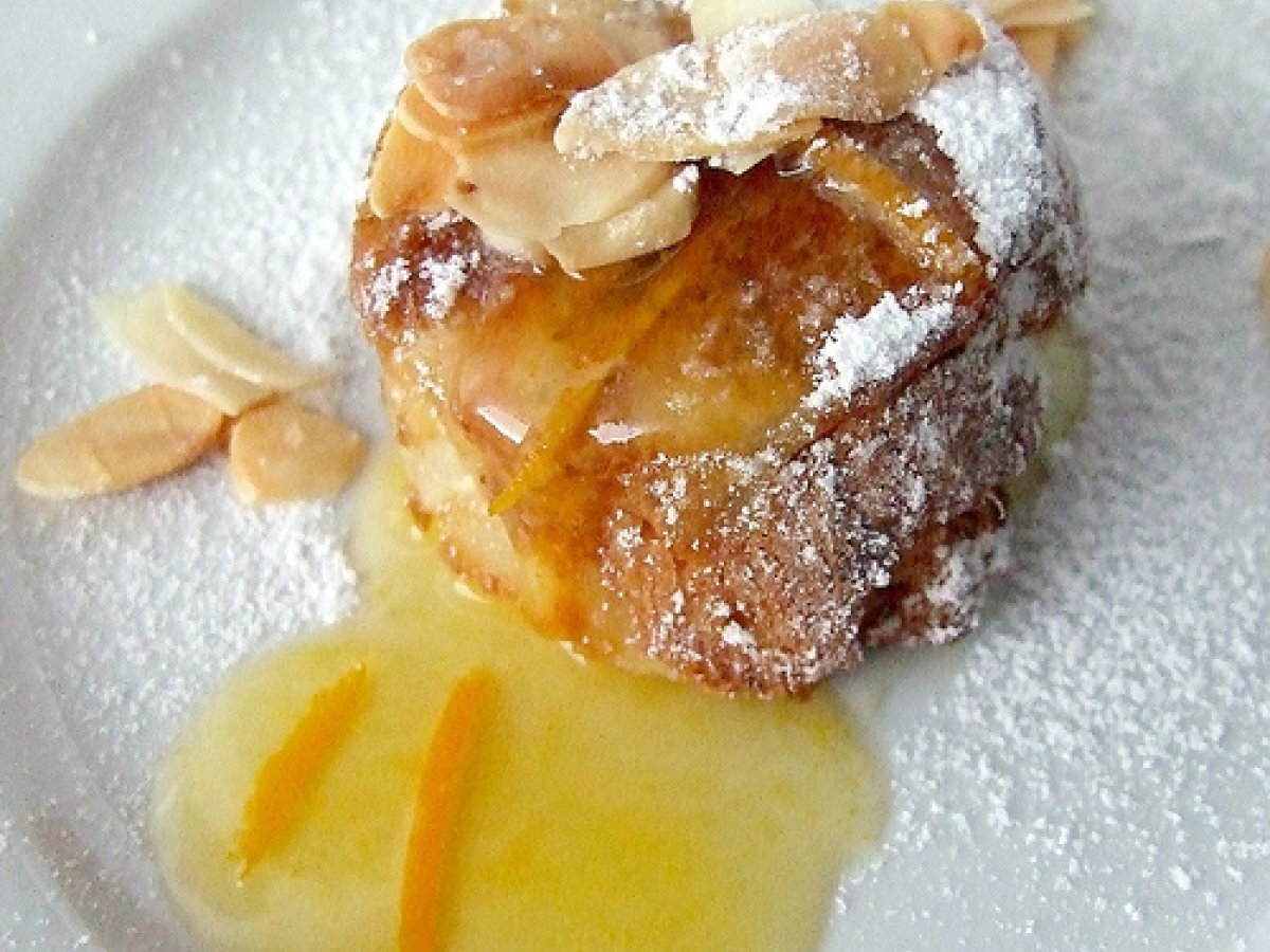 Sformatini soffici di pandoro e pere con salsa d'arancia: non il solito pandoro!