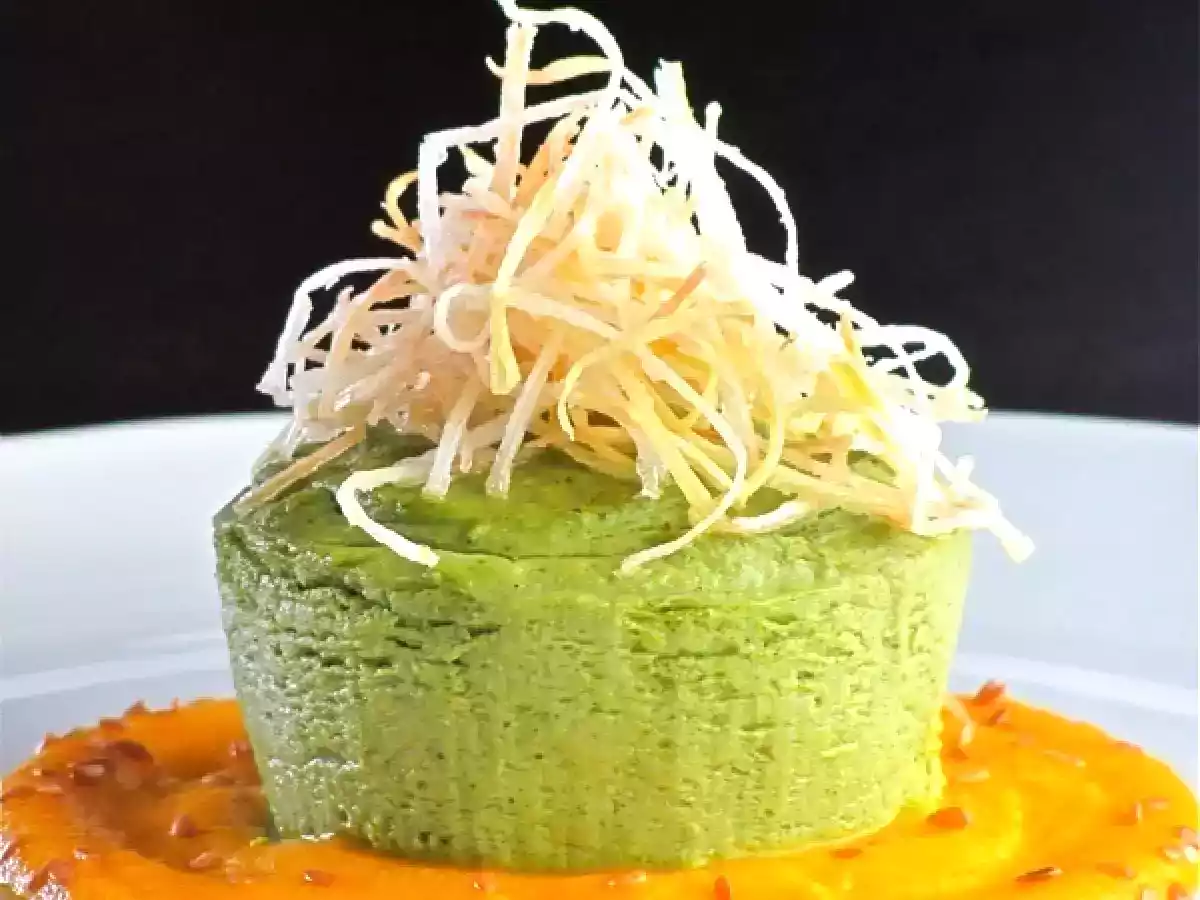 Sformatino di broccoli con crema di carote e porri croccanti