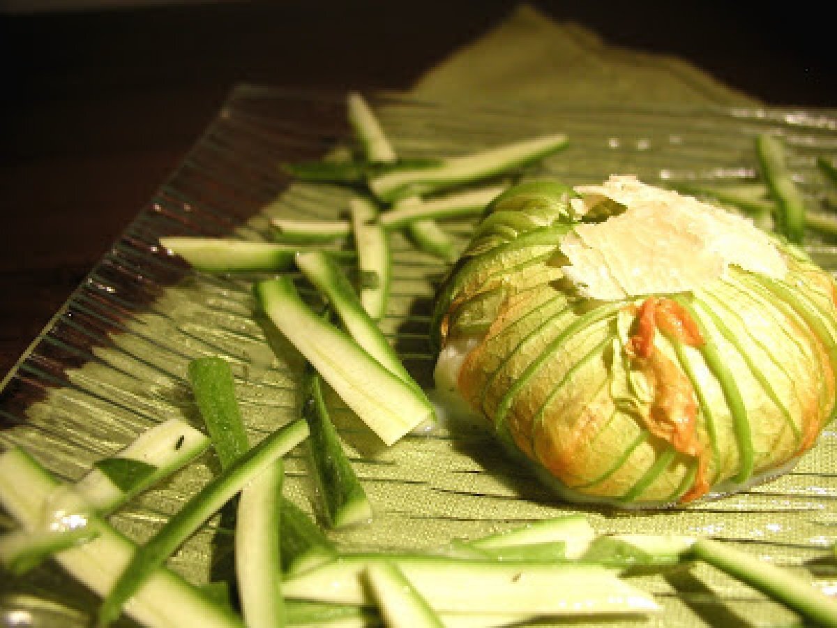 Sformatino di fiori di zucchina, burrata e acciughe con insalatina di zucchine novelle