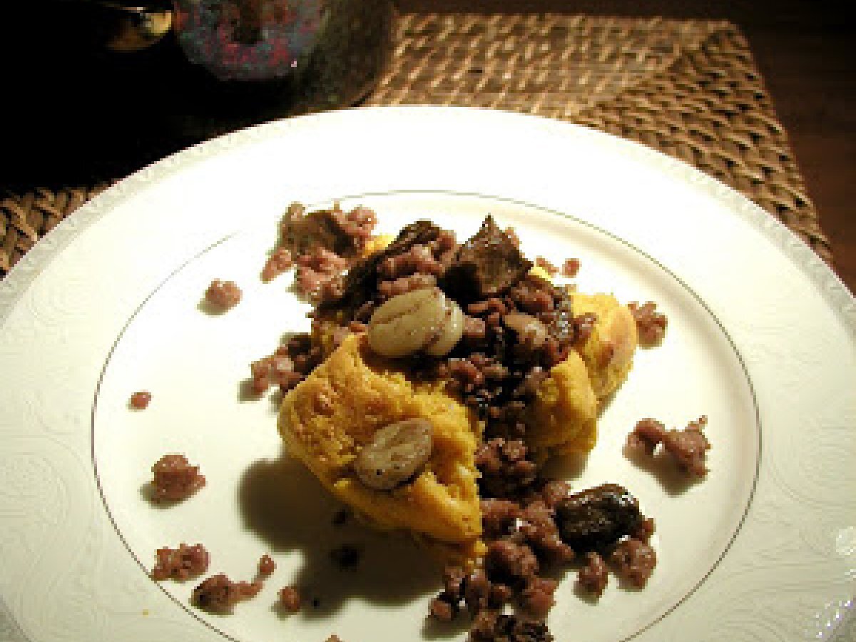 Sformato di zucca e castagne con funghi porcini e salamella