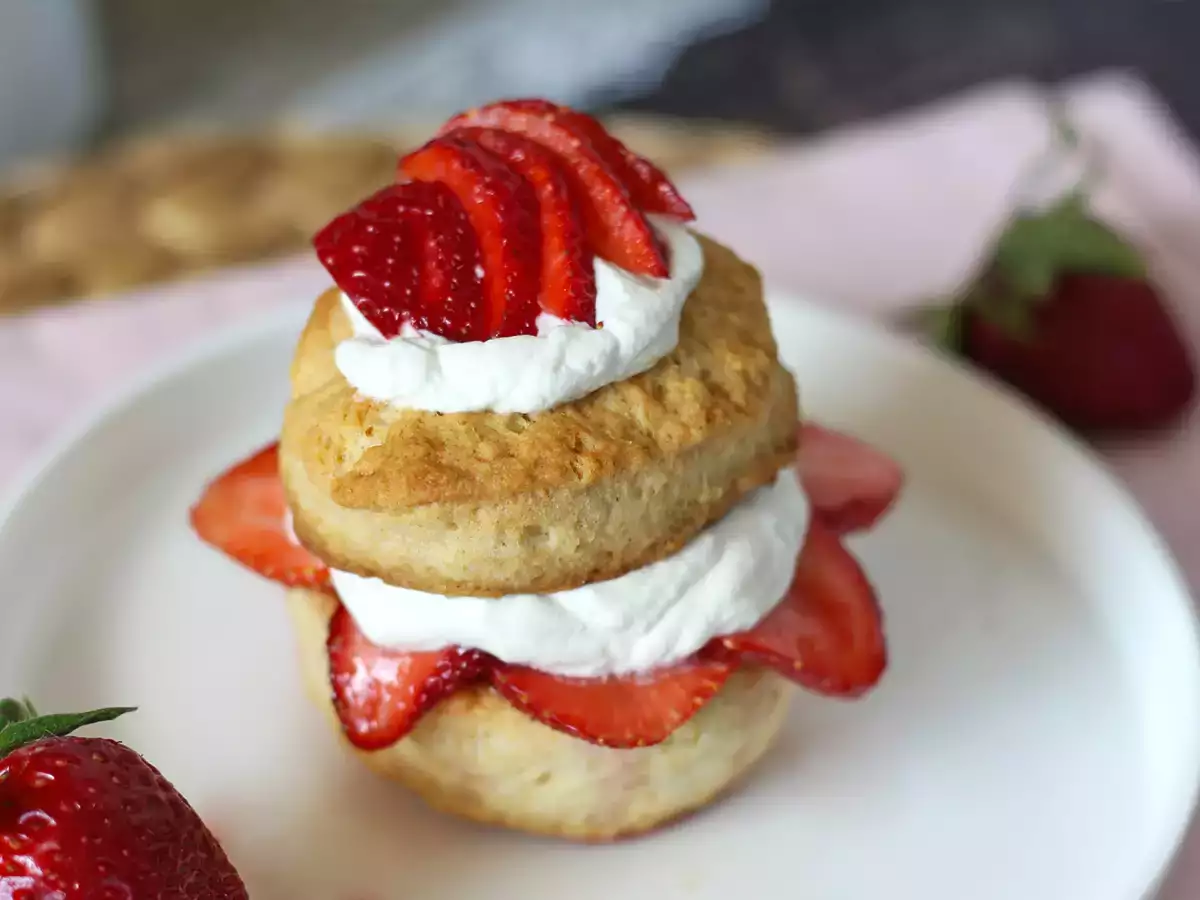 Shortcake alle fragole: ricetta originale americana facile, golosa e irresistibile - foto 3