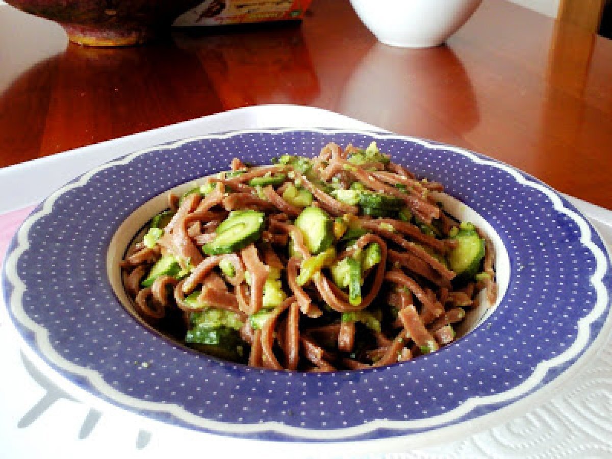 Simil Spaghetti alla Chitarra al Cacao con Zucchine e i loro Fiori