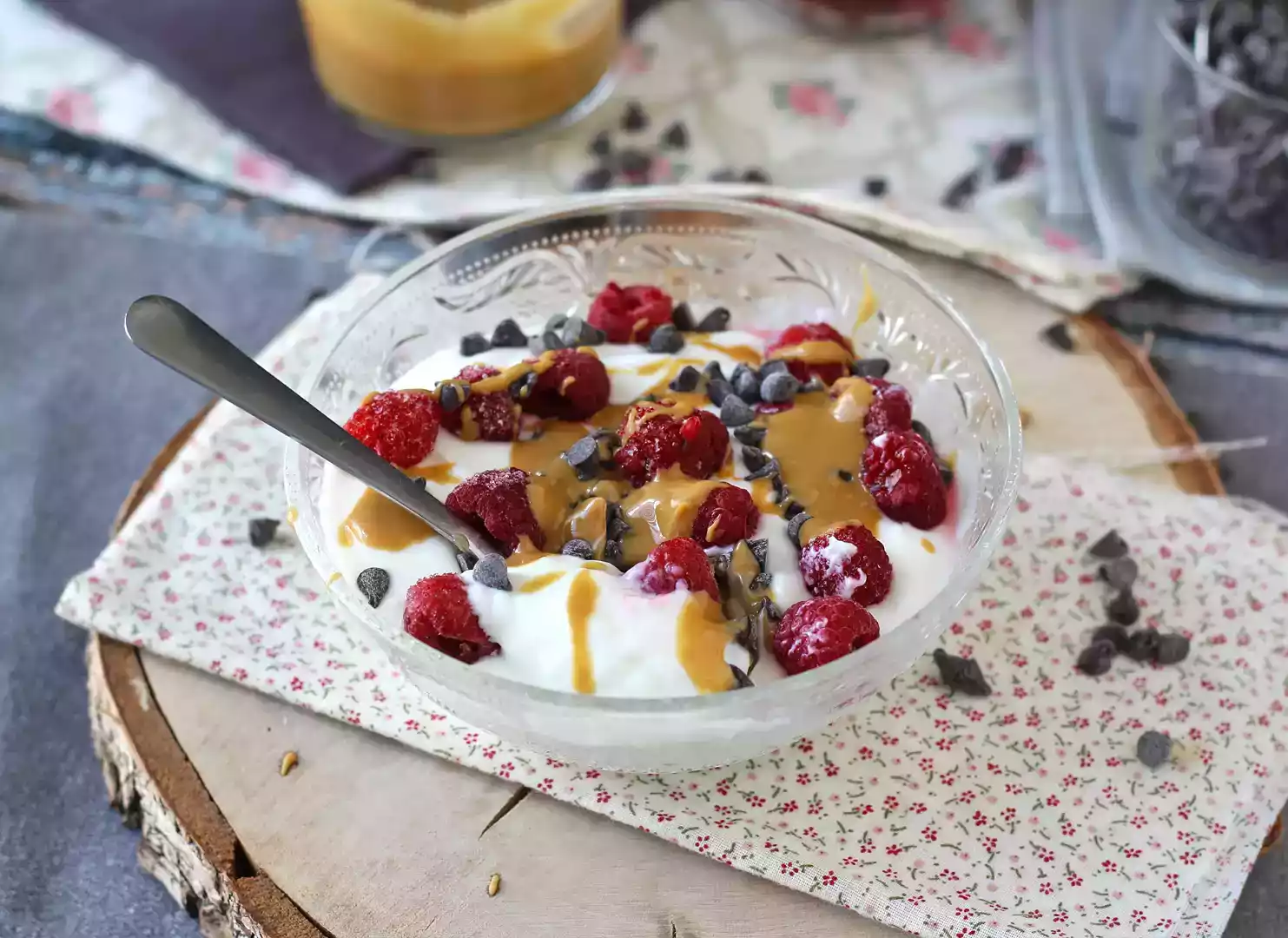 Skyr bowl con frutti rossi, burro di arachidi e cioccolato
