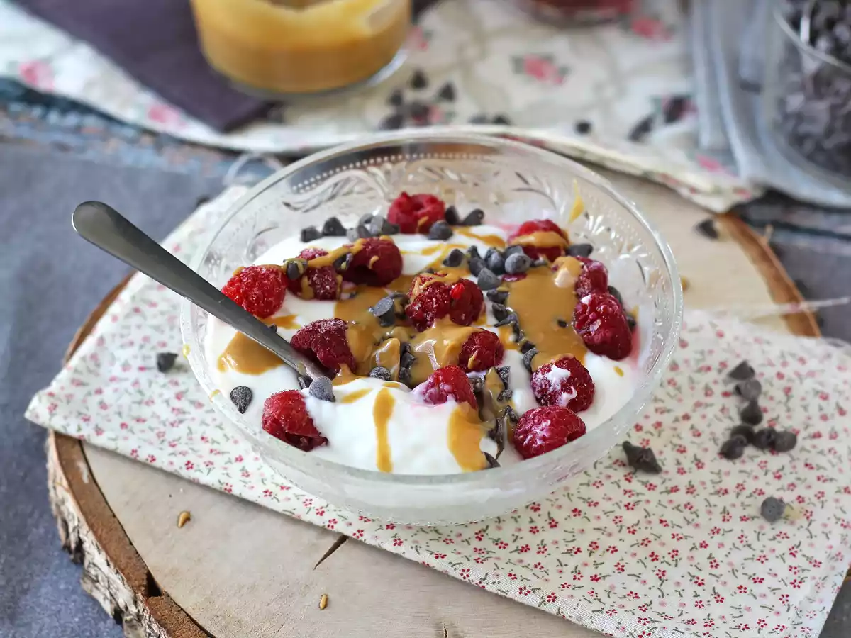 Skyr Bowl con frutti rossi, burro di arachidi e cioccolato