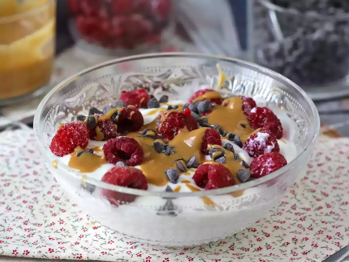 Skyr Bowl con frutti rossi, burro di arachidi e cioccolato - foto 3