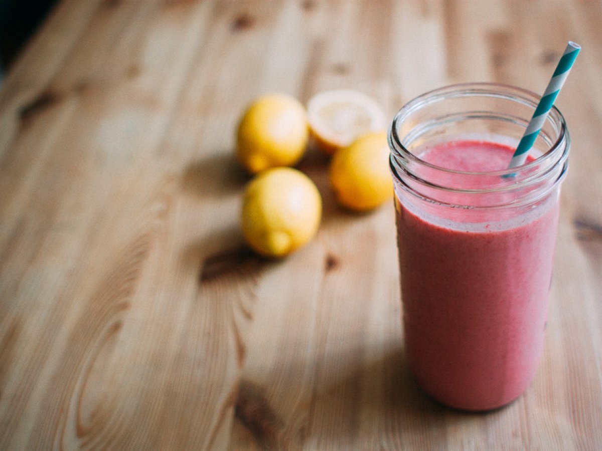 Smoothie alle fragole, yogurt e miele
