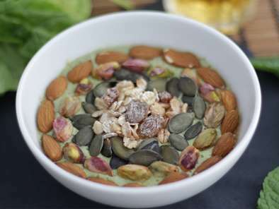 Smoothie bowl kiwi, menta e spinaci