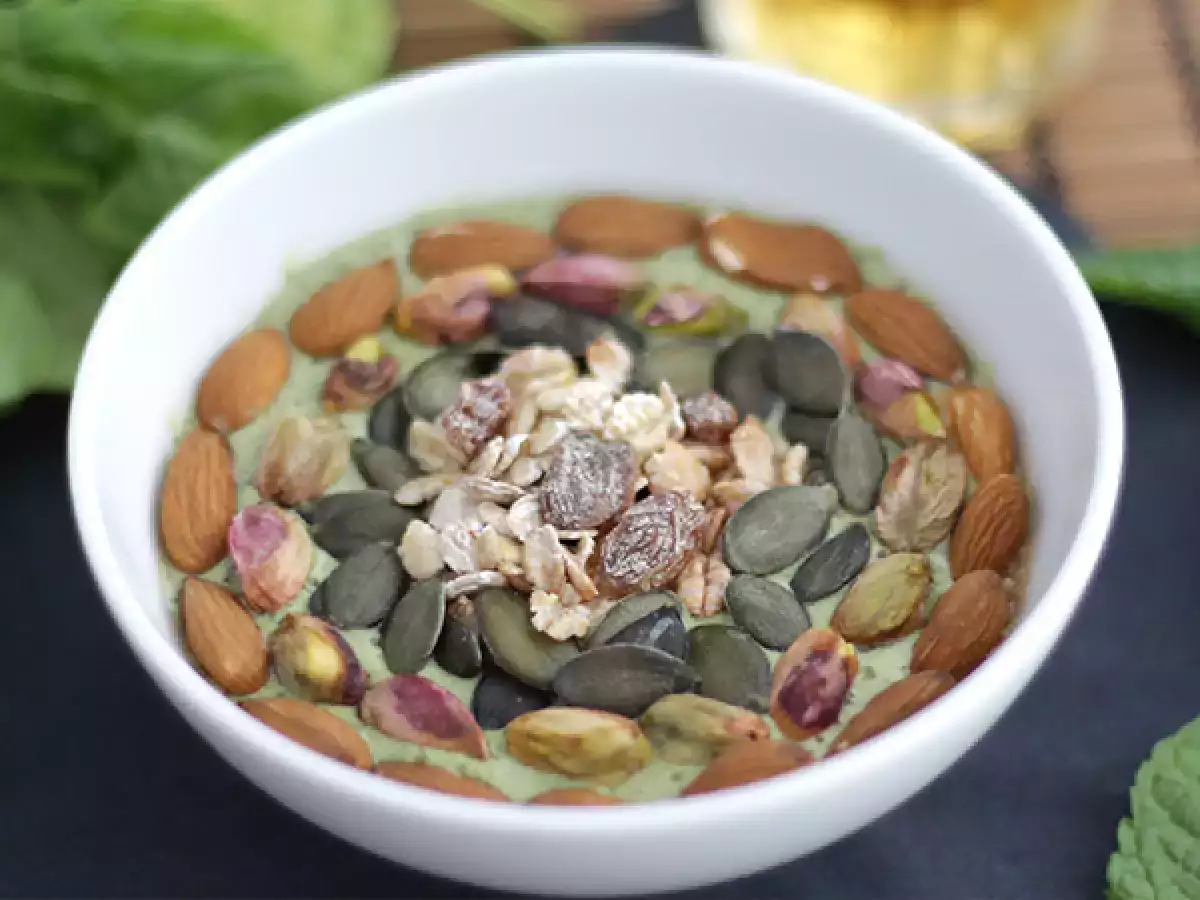 Smoothie bowl kiwi, menta e spinaci: la ricetta fresca e sana per iniziare la giornata