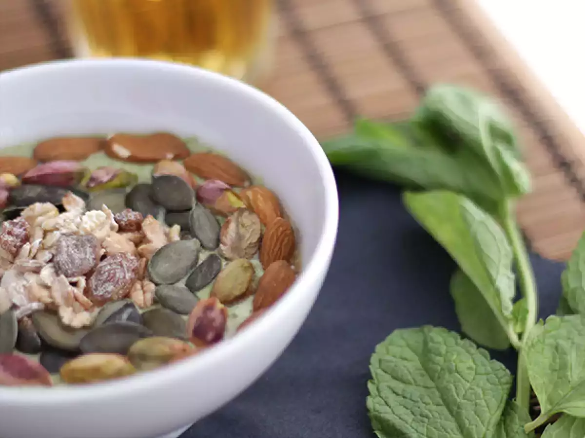 Smoothie bowl kiwi, menta e spinaci: la ricetta fresca e sana per iniziare la giornata - foto 3