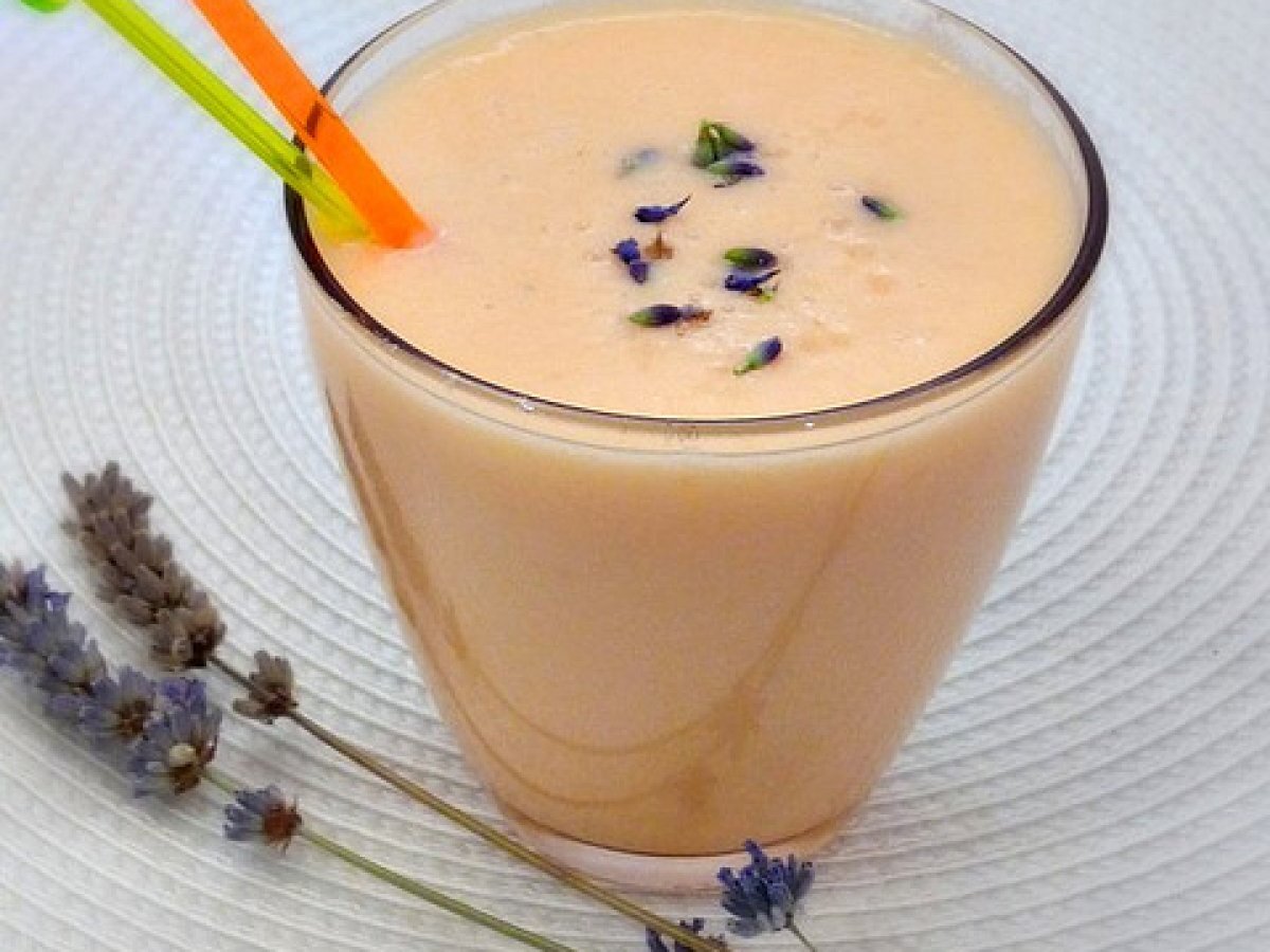 Smoothie di melone, zenzero e lavanda