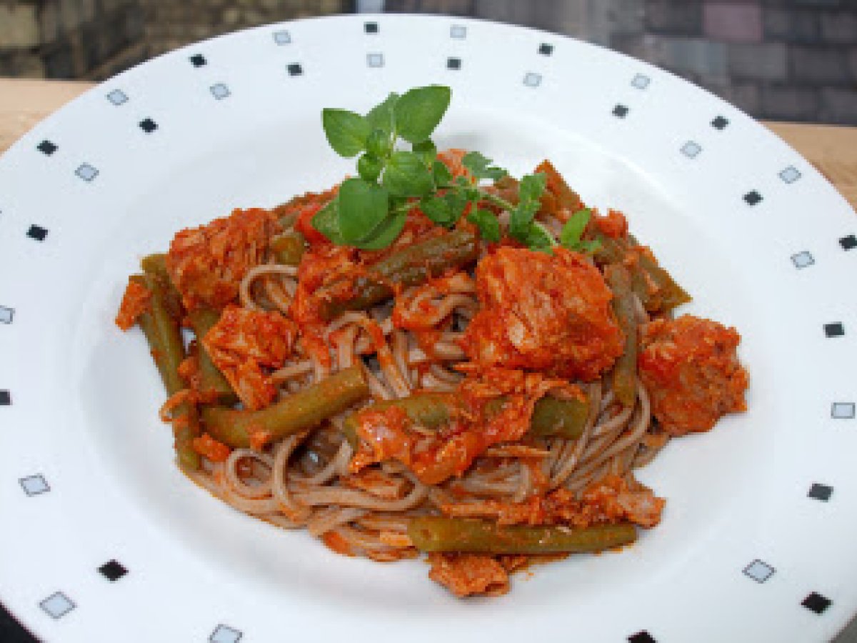 Soba al sugo di tonno con fagiolini verdi