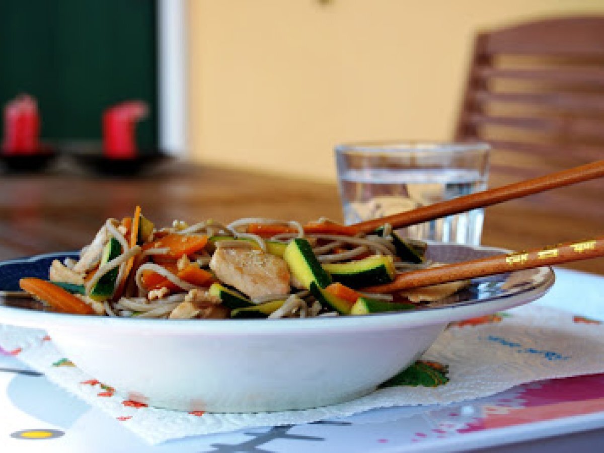 Soba con Salmone e Verdurine