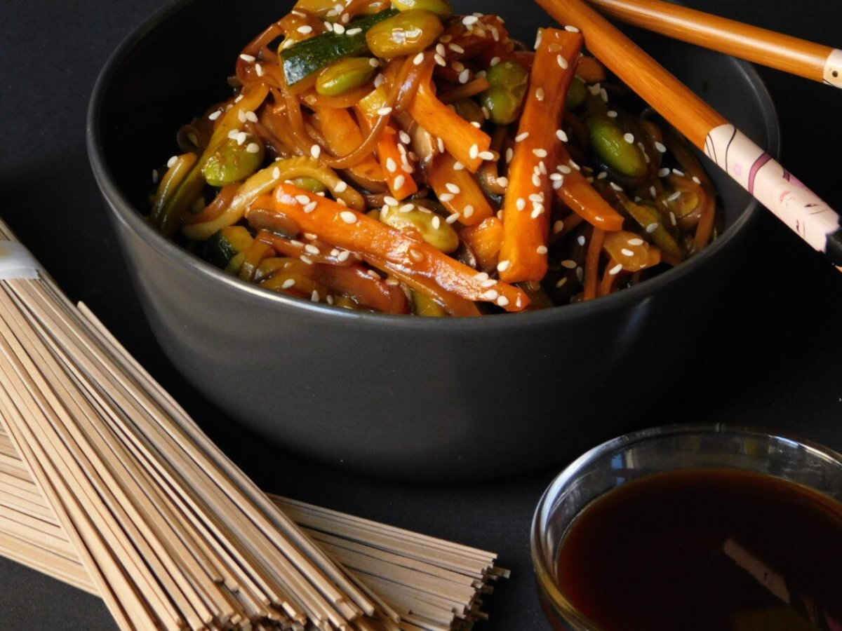Soba Noodles saltati con edamame e verdure