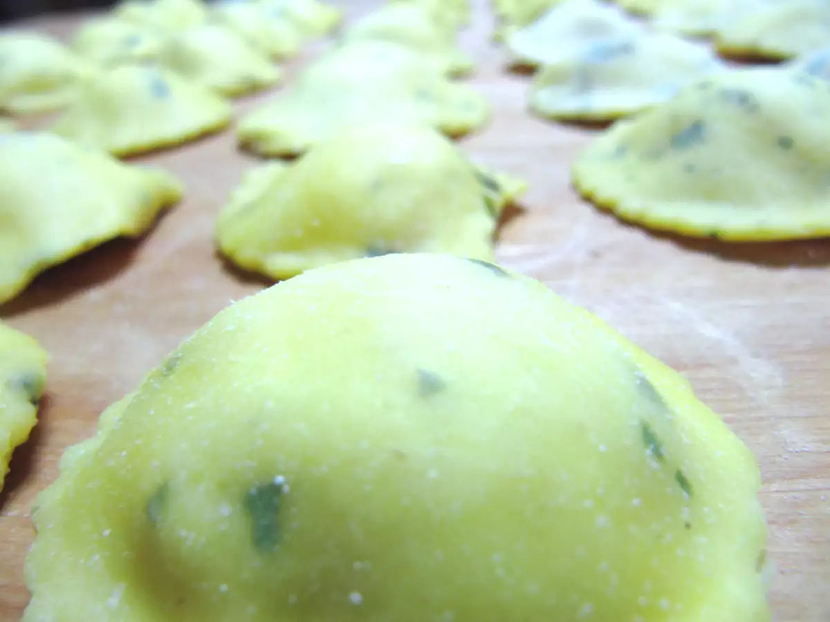 Sombreri al basilico in salsa di pomodoro leggero e semi di papavero - foto 2