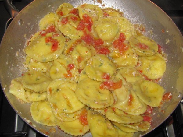 Sombreri al basilico in salsa di pomodoro leggero e semi di papavero, foto 3