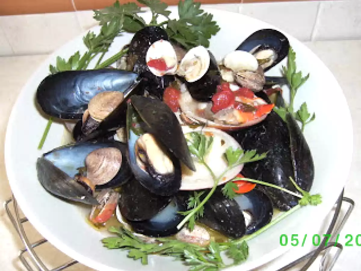 Souté di cozze fasolari e vongole con insalata di agrumi