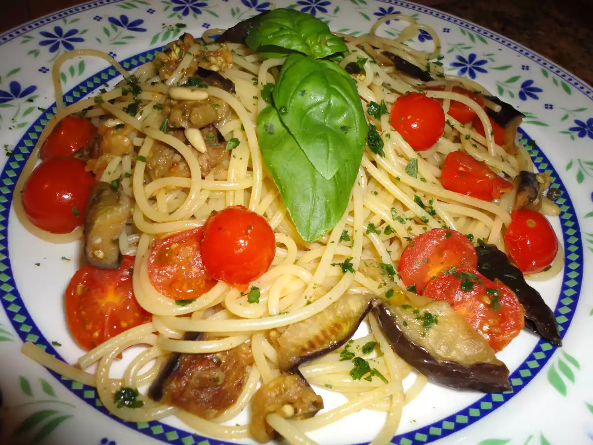 SPAGHETTI ACCIUGHE E MELANZANE
