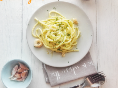 Spaghetti aglio, olio, peperoncino, colatura di alici e briciole di taralli