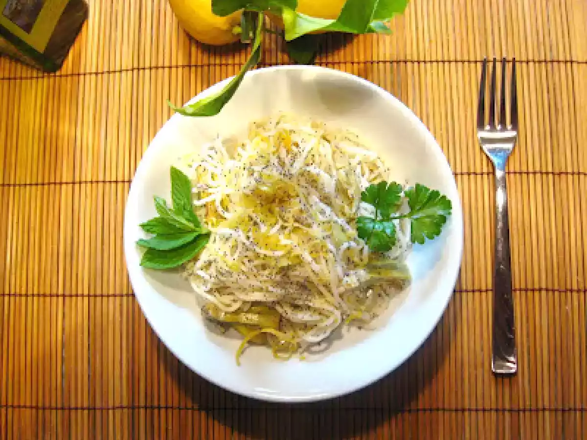 Spaghetti ai carciofi, limone e semi di papavero
