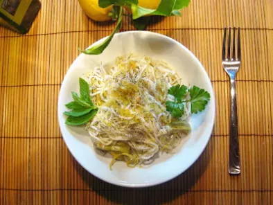 Spaghetti ai carciofi, limone e semi di papavero