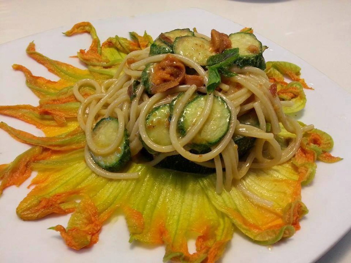 Spaghetti ai ricci di mare e zucchine
