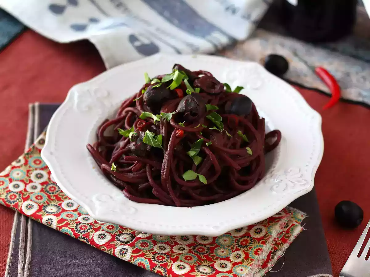 Spaghetti al fuoco di Bacco: la pasta al vino rosso per portare in tavola qualcosa di speciale
