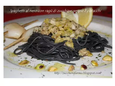 Spaghetti al nero con ragù in bianco di seppie, zucchine e pistacchi
