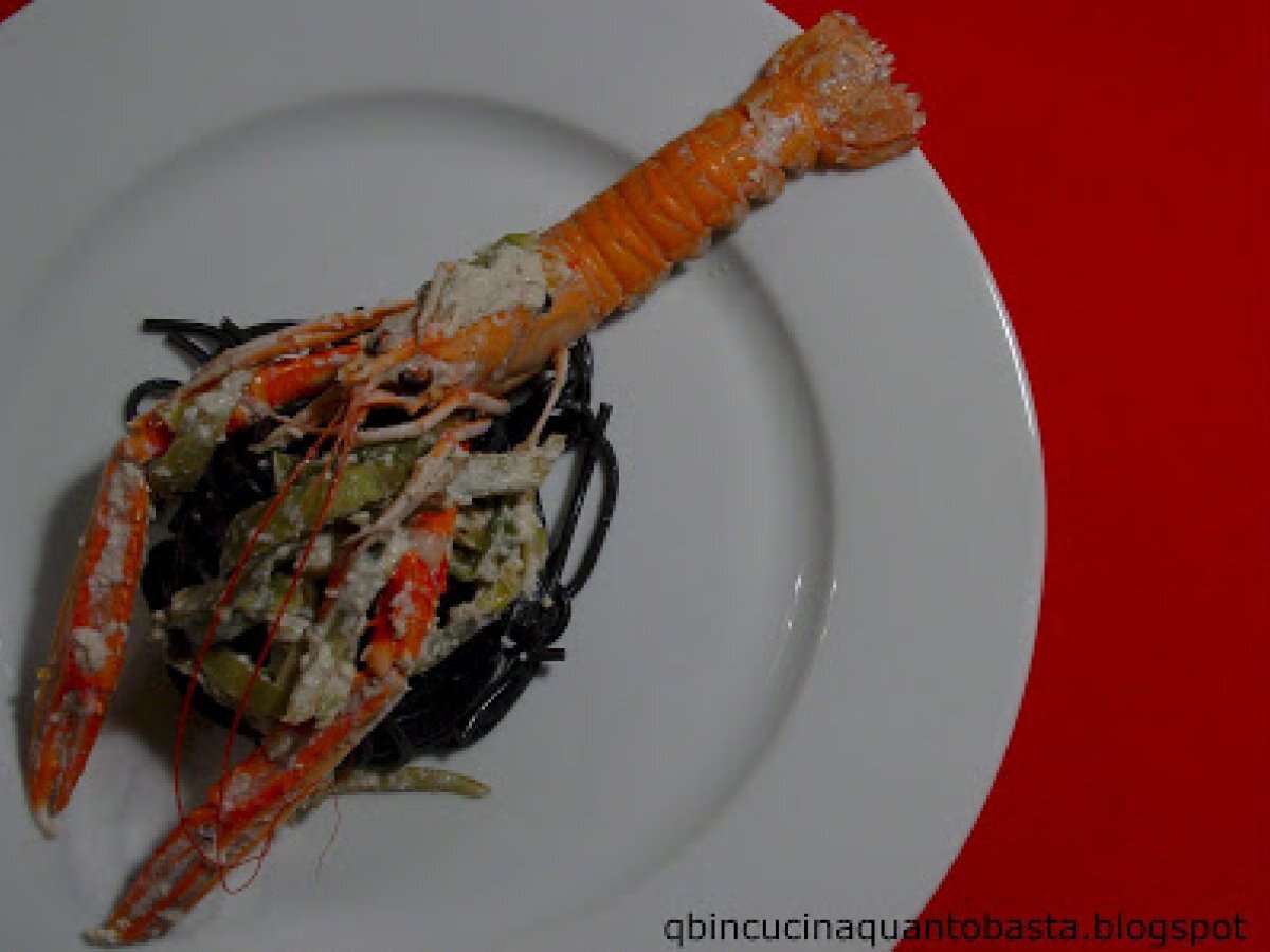 SPAGHETTI AL NERO DI SEPPIA CON RICOTTA, SCAMPI E CARCIOFI