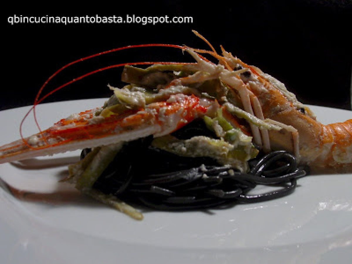 SPAGHETTI AL NERO DI SEPPIA CON RICOTTA, SCAMPI E CARCIOFI - foto 2